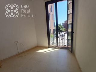 Piso  De sant pau. Amplio y luminoso piso con gran terraza de 22 m2, a rformar