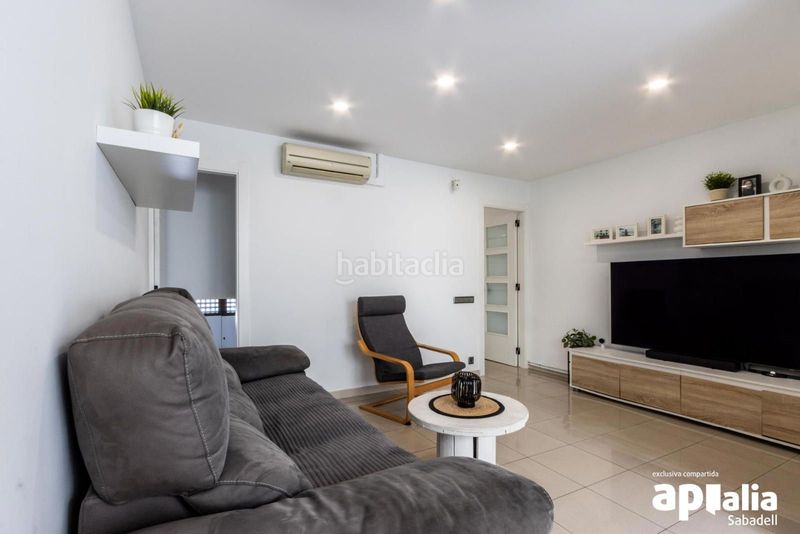 Foto 5b1b9198-a14d-4cd7-b551-e76f881837b5. Casa amb calefacció aparcament a Gràcia Sabadell