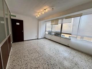 Büro  Carrer d'august. Oficina, despacho, consulta de 55 m2 diáfana en centro ciudad de