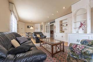 Pis  Carrer de florenci vives. Gran inmueble de 4 dormitorios, 2 baños con local comercial adap