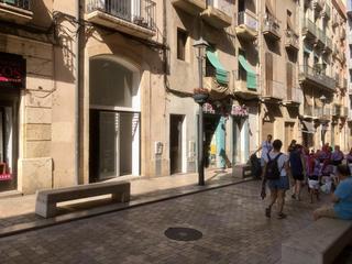 Lloguer Local Comercial  Carrer del còs del bou. Local singular y luminoso en part alta de tarragona