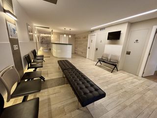 Bureau  De ramón y cajal. Clínica montada para consulta médica en planta entresuelo.