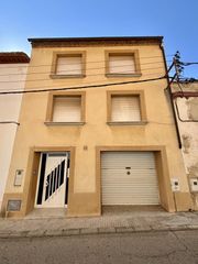 Masia  Alzinar. Casa rústica de pueblo en el centro de la riera de gaià