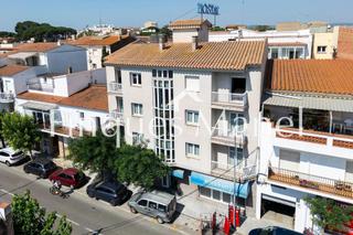 Edifici a Avinguda de girona 10. Hostal en venda al centre de l’escala – costa brava