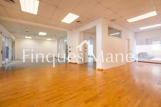 Local commercial à Banyoles. Oportunitat a la zona de la vila olímpica de banyoles (zona nord