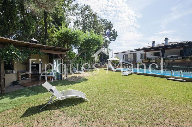 Foto bd612ec2-83fb-4df3-830d-554cea8a83b9. Casa amb piscina a Fontcoberta