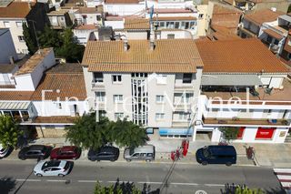 Edificio  De girona. Hostal en venda al centre de lescala  costa brava ref e10100