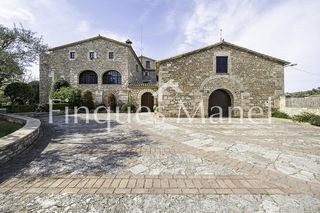 Masia a Banyoles. Masia tota de pedra i amb molt dencant a prop del casc antic de