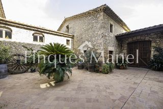 Masia a Banyoles. Masia tota de pedra i amb molt dencant a prop del casc antic de