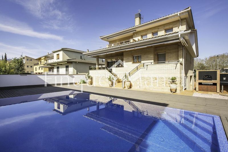 Foto f41a4c94-1cb2-4eca-8a49-46d76beb864d. Casa amb piscina a Banyoles