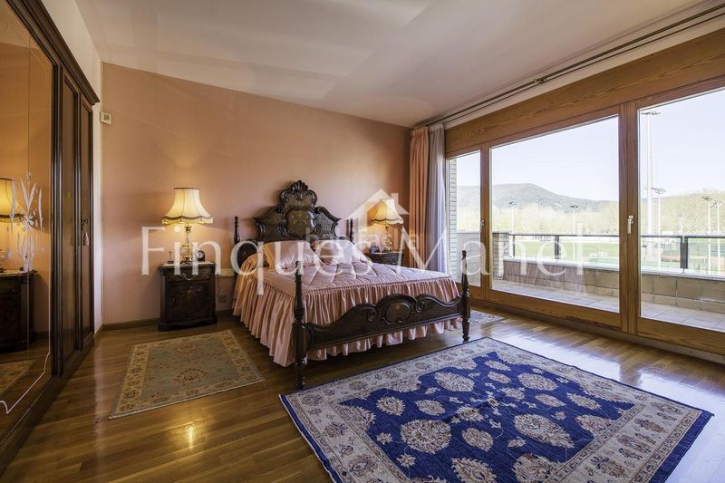 Foto f6bb78f1-8129-4c5b-994c-c30d579072d9. Casa amb piscina a Banyoles