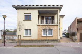 Casa a Banyoles. Casa en venda a tocar de lestany de banyoles