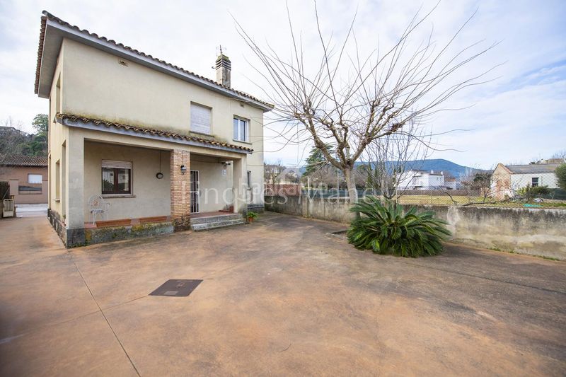 Foto d06aa9b9-712d-40f0-81eb-7668c17b10ed. Casa amb calefacció aparcament a Banyoles