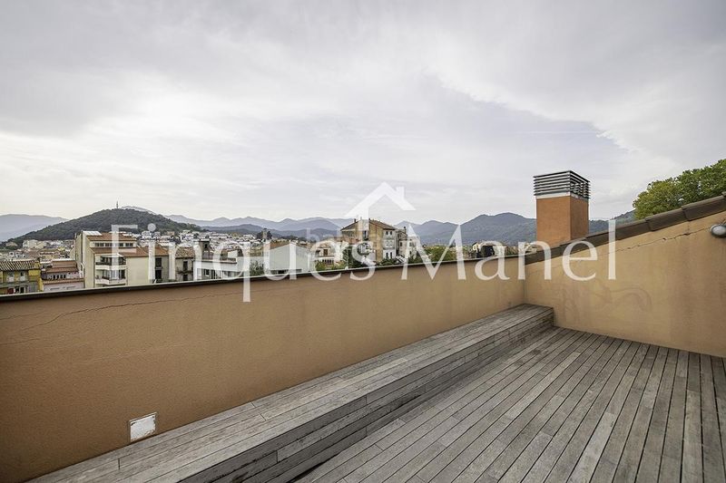 Foto 5983c915-0d4a-4e87-af3e-498b117e476d. Pis amb aparcament a Olot