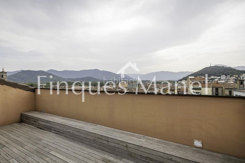 Foto ba1b869e-82ed-425c-ac93-cde3f42b0d1e. Pis amb aparcament a Olot