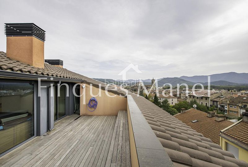 Foto f9d0b475-e666-4267-872a-f42a53b56af3. Pis amb aparcament a Olot