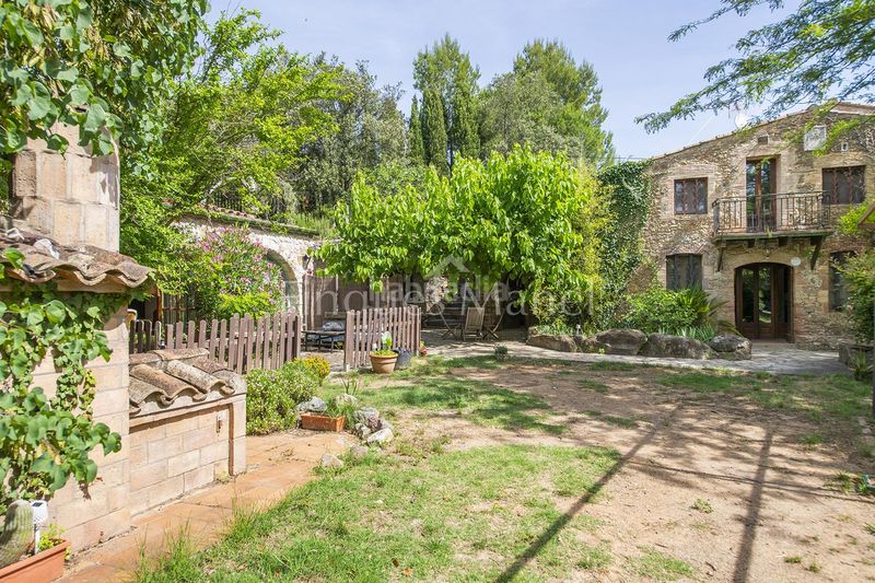 Foto d853d1c1-ebe3-4fc4-8f2d-e1369ce580fa. Masia amb calefacció piscina a Cistella