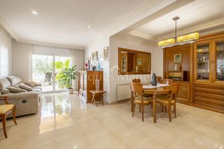 Casa a Porqueres. Magnífica casa en venda a porqueres amb jardí i piscina