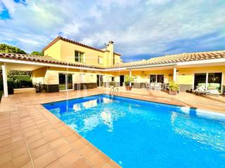 Casa a Llagostera. Chalet en venta en urbanització els escuts