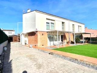Casa a Riudellots de la Selva. Chalet adosado en venta en riudellots de la selva