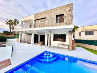 Casa a Sant Pol. Casa en venta en sant feliu de guíxols