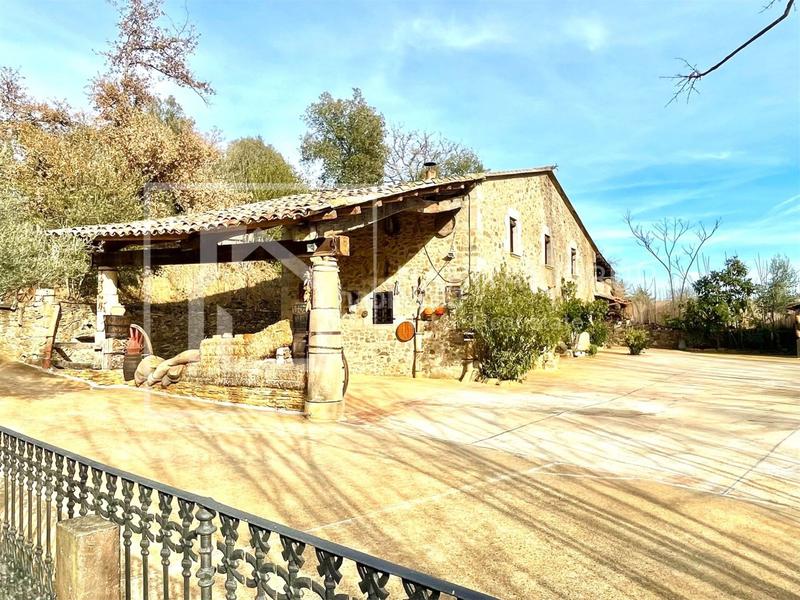 Foto a36903d1-3337-425f-b269-b9b7f68c4360. Casa amb piscina a Aiguaviva