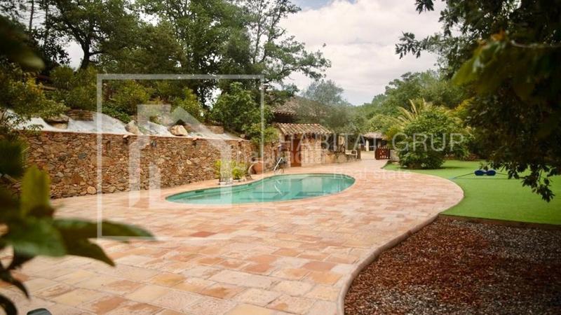 Foto dae8cb72-a351-4940-aac2-11d0e8c683fb. Casa amb piscina a Aiguaviva