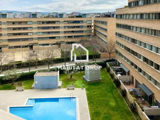 Pis a Santa Eugenia. Piso en los urbis con terraza, piscina y jardín.