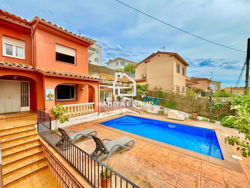 Foto 355aa894-6aff-4ddc-8e07-493a2a15c888. Casa amb piscina a Mas Romeu Lloret de Mar