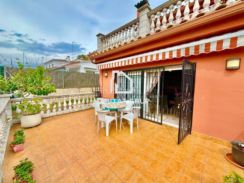 Foto aecad2d3-1f60-4d93-a07a-89e7522b0798. Casa amb piscina a Mas Romeu Lloret de Mar