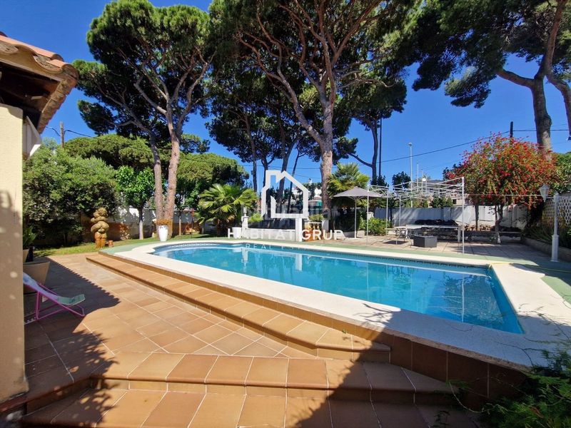 Foto b343ef27-5f8b-4416-827d-50805ab92575. Casa amb piscina a Granvía-Mar Castelldefels