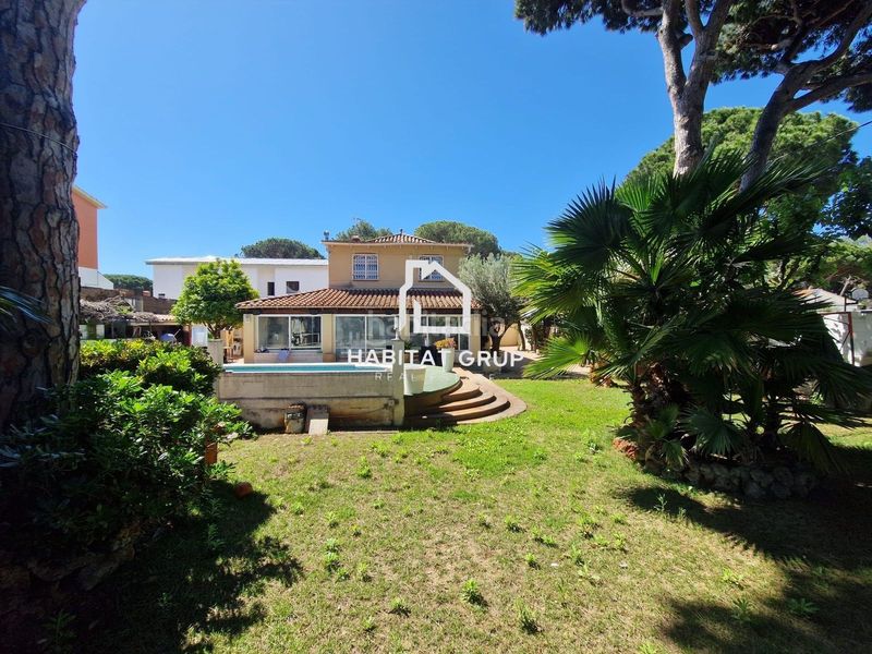 Foto c8867cf6-5225-4583-8721-0b403b6e79e7. Casa amb piscina a Granvía-Mar Castelldefels
