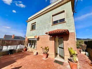 House in La Miranda-Can Candeler. Casa en sant just desvern