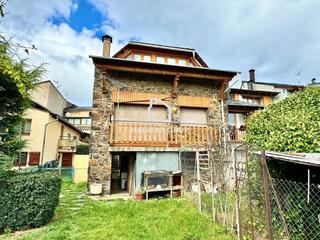 Casa adossada a Llívia. Dos casas en una parcela en llívia