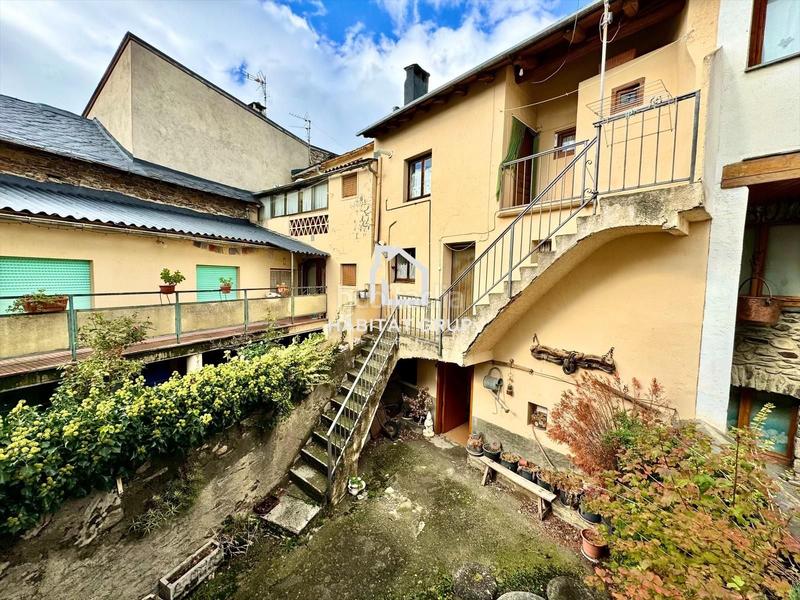 Foto c3bdb64a-21d3-4ba2-9378-b9d307f87bf7. Casa adossada a Llívia