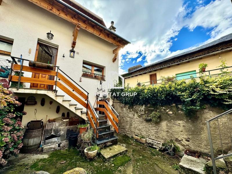 Foto e30fa600-0c76-4bef-a716-44f94d3f7488. Casa adossada a Llívia