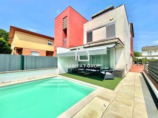 Semi detached house in Banyoles. Casa adosada en banyoles