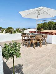 Etagenwohnung in Cala Blanca. Piso moderno con amplia terraza!
