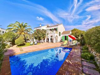 Haus in Cala Blanca. Chalet con piscina y vistas al mar!