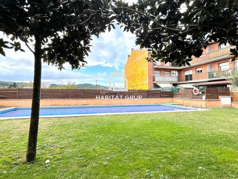 Foto b18d2a23-8336-4cdb-857d-88e5d2ebb616. Pis amb piscina a Bescanó