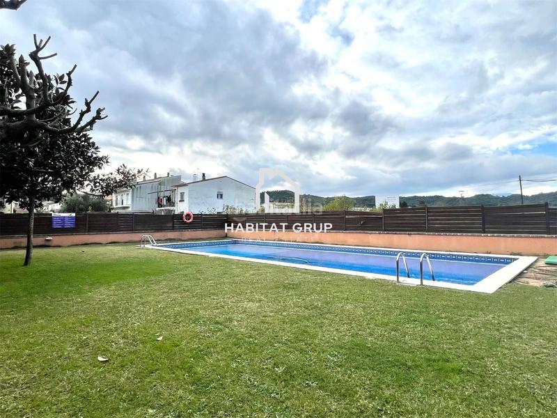 Foto fa02bd9b-1d2f-4af4-91ab-cc5f365e7cff. Pis amb piscina a Bescanó