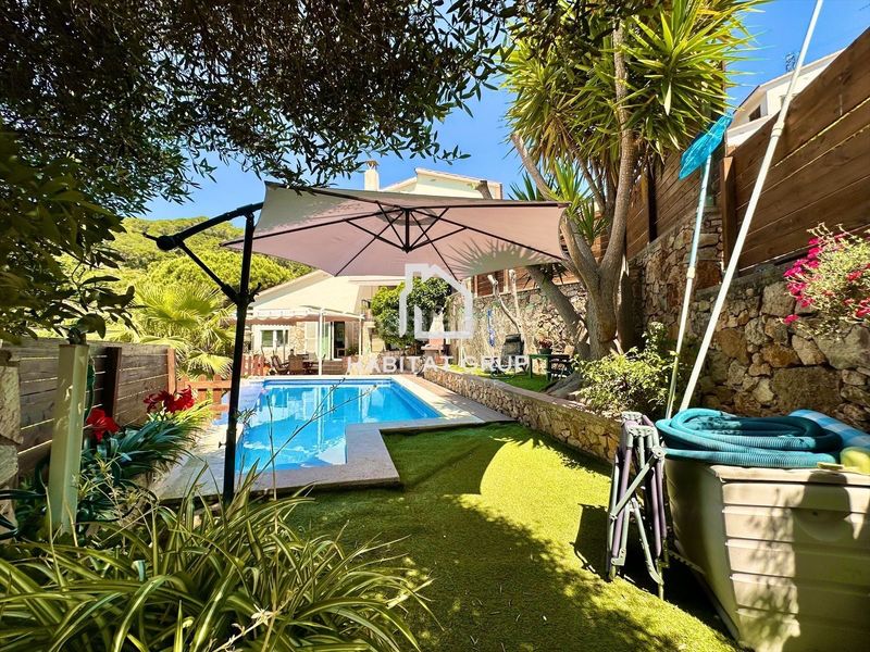 Foto 3f7d8c4c-93eb-4894-b16a-11b8f8229e5a. Casa amb calefacció piscina a Canyelles Lloret de Mar