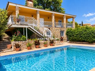 Maison à Sils. Oportunidad! acogedor chalet con jardín, piscina y barbacoa list