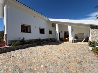 House in Aiguaviva Parc. Amplia casa con jardín, barbacoa y gran terreno llano en zona tr
