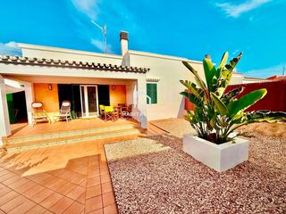 Casa a Cala Blanca. Casa en menorca, 3 dormitorios, 2 baños, jardín y piscina privad