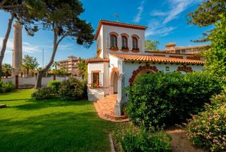 Xalet a Passeig del far 2. Villa junto al antiguo faro de canet