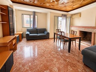 Flat  Calle cristobal colon 17. Gran oportunidad! amplio piso de 4 dormitorios con balcón, chime