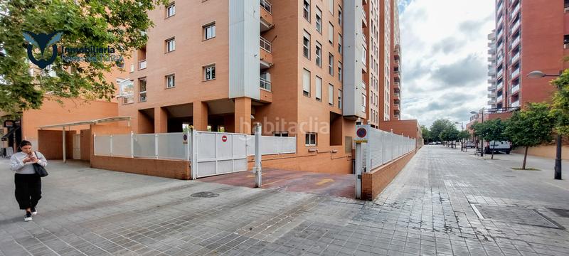 Foto da786f62-019a-468f-bdb8-7edd3faf940b. Aparcament cotxe a avinguda del mestre rodrigo 105 a Valencia