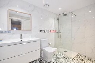 Local Comercial  Barcelona - calle de calàbria. Acogedora propiedad reformada con 2 habitaciones, altillo y exce