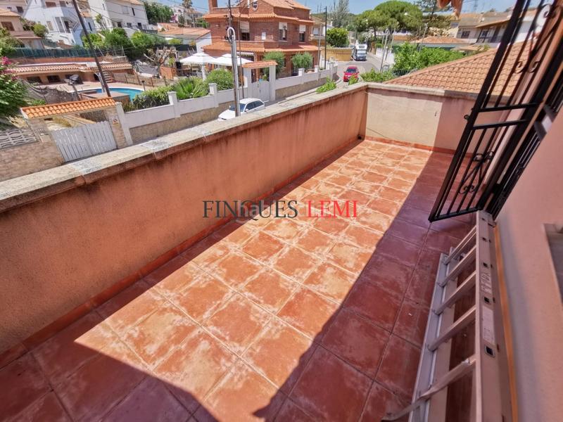 Foto ad4d319b-988e-49b5-9171-2934445497ff. Casa  adosada esquinera con jardín, garaje y 5 habitaciones en Creixell